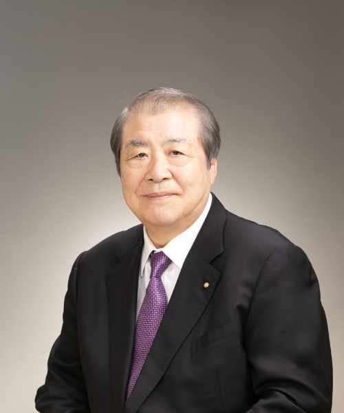Retrato institucional de Haruki Uemura, legendario judoka y presidente del Instituto Kodokan de Judo.