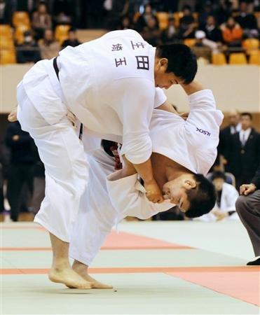 El maestro Kosei Inoue disputando el agarre e iniciando una entrada técnica en el tatami.