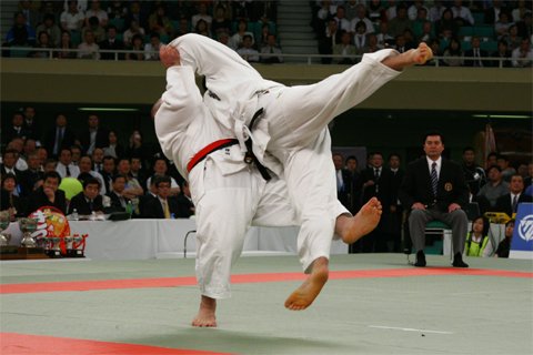 El judoka Yasuyuki Muneta ejecutando la técnica de proyección Sasae-tsurikomi-ashi en una competencia oficial.