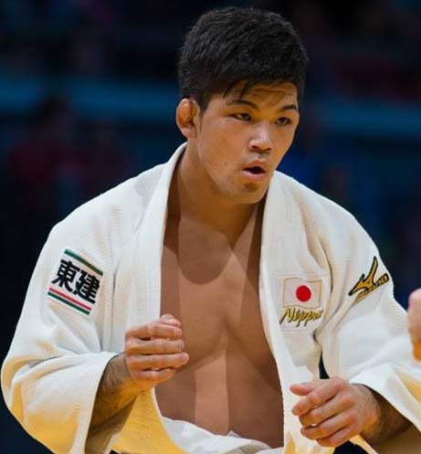 Shohei Ono, campeón olímpico, en postura de guardia (Shisei) con judogi blanco.