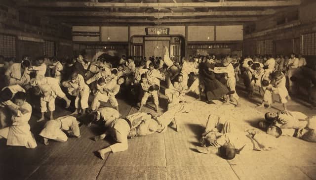 Foto antigua de entrenamiento en un dojo japonés