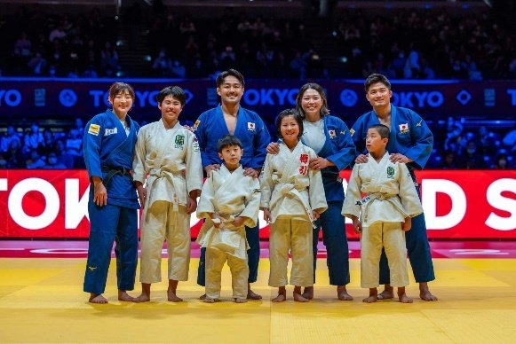 tsunoda-junto-a-niños