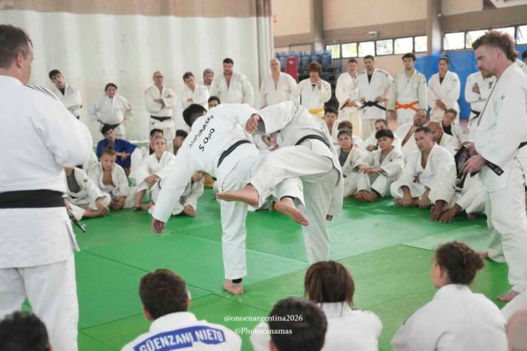 Shohei Ono demostrando la fase de desequilibrio (kuzushi) y entrada (tsukuri) del uchi-mata como técnica de ashi-waza, proyectando al uke sin utilizar sus manos durante el seminario en Buenos Aires.