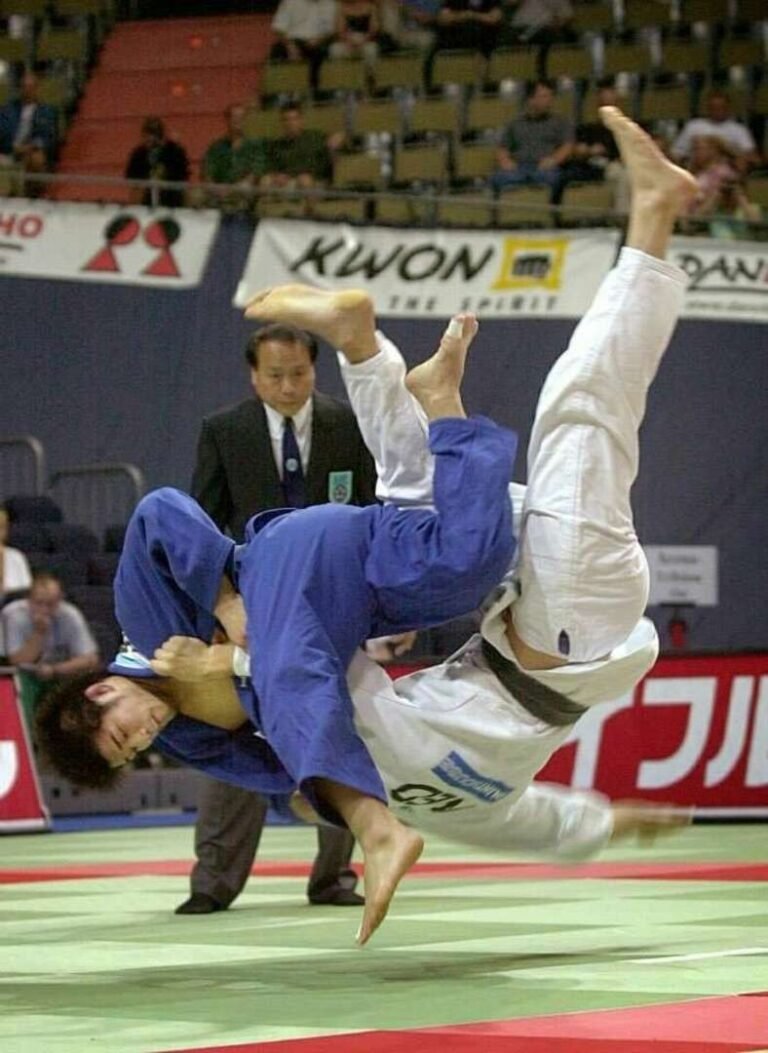Kosei Inoue ejecutando una proyección de Uchi-mata elevada con un control milimétrico del oponente.