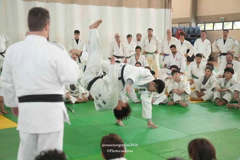 Shohei Ono ejecutando la fase de kake en uchi-mata, con la pierna de ataque describiendo un arco amplio mientras el oponente es proyectado.