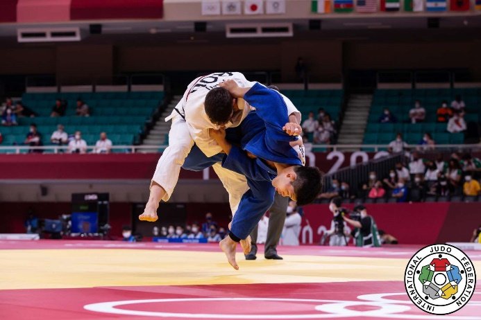 Dos judokas realizando una proyección técnica elevada sobre el tatami durante un torneo oficial.