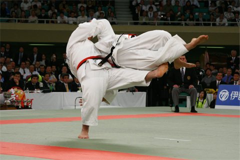 El judoka Yasuyuki Muneta ejecutando la técnica de proyección Sasae-tsurikomi-ashi en una competencia oficial.