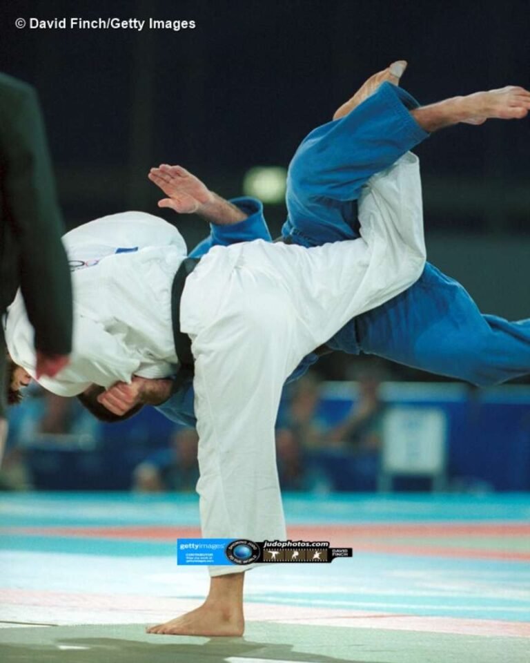 El judoka Kosei Inoue ejecutando un Uchi-mata con extensión completa de pierna y oponente suspendido en el aire.