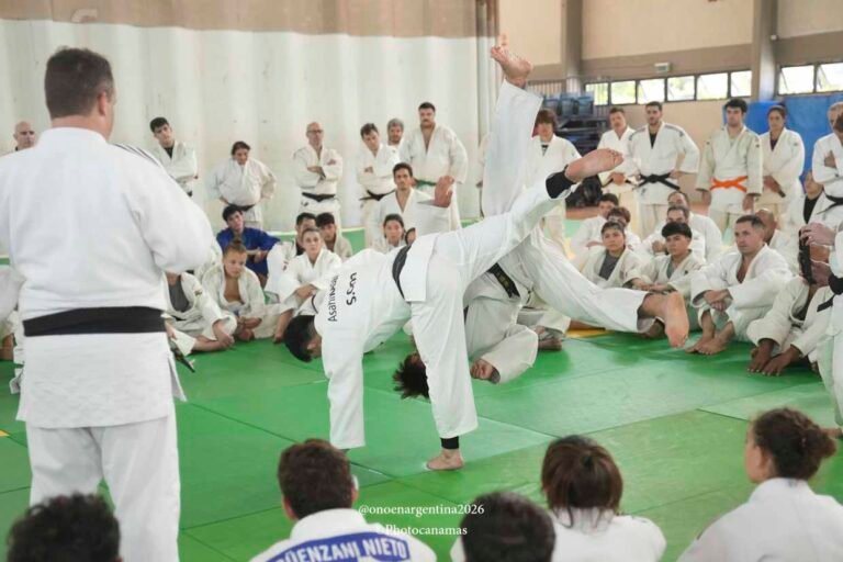 Shohei Ono demostrando la amplitud del barrido en uchi-mata, con la pierna de ataque describiendo un arco por encima del oponente mientras mantiene el eje de apoyo.