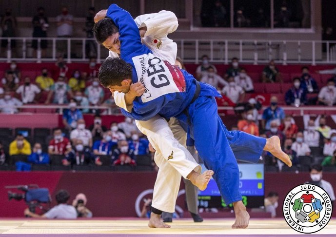 Dos judokas en un duelo de agarre cercano buscando el desequilibrio para una proyección.