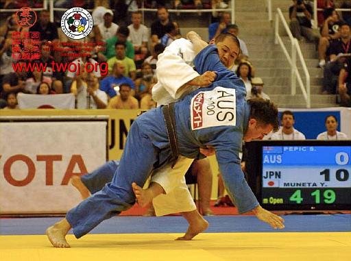 El judoka Yasuyuki Muneta aplicando una técnica de desequilibrio y derribo frente a un competidor de Australia