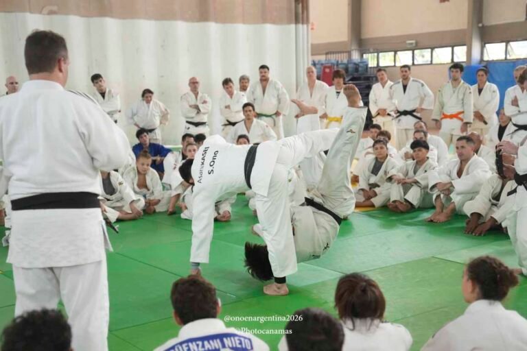 Shohei Ono finalizando un uchi-mata en el seminario de Buenos Aires, con el brazo del oponente bloqueado y la pierna de ataque sobrepasando el tronco del uke