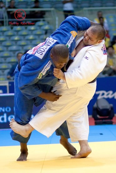 Yasuyuki Muneta bloqueando el pie de su oponente con un sasae tsurikomi ashi en el tatami.