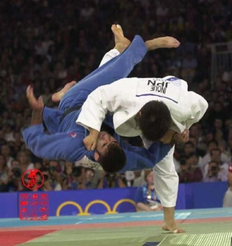 El campeón de judo Kosei Inoue emocionado en el podio tras ganar la medalla de oro en los Juegos Olímpicos.