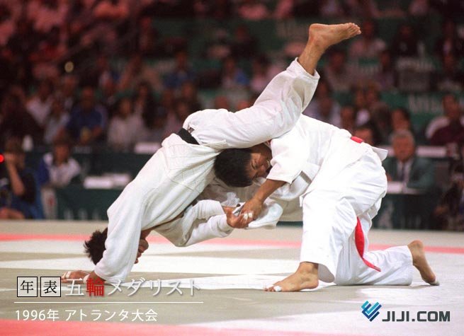 El judoka Tadahiro Nomura ejecutando una proyección aérea baja sobre el tatami durante los Juegos Olímpicos de Atlanta 1996