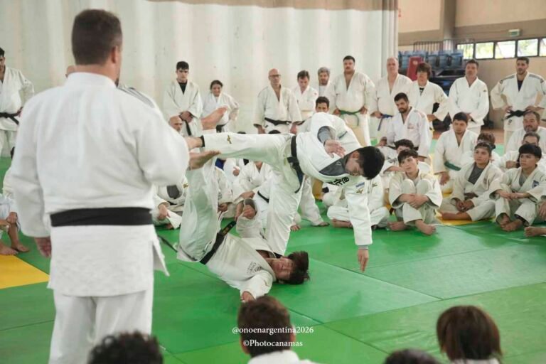 Shohei Ono ejecutando la fase de impacto del uchi-mata, forzando al oponente a caer de espaldas mientras su pierna de ataque completa el arco sobre el tronco del uke.