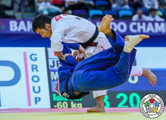 El judoka Naohisa Takato ejecutando una técnica de proyección baja (Nage-waza) durante un campeonato mundial.
