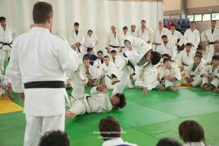 Shohei Ono aterrizando tras un uchi-mata, con el pie de ataque apoyado junto al pie de apoyo en posición de shizen-tai para una transición fluida a ne-waza.