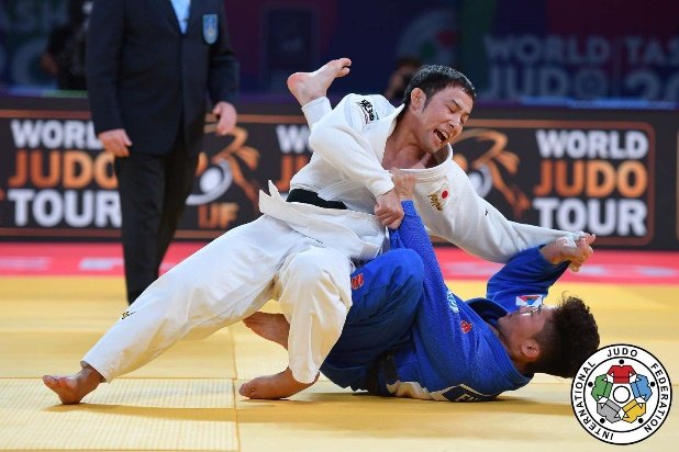 El judoka Naohisa Takato en una intensa transición de combate de suelo (Ne-waza) intentando pasar la guardia de su oponente.