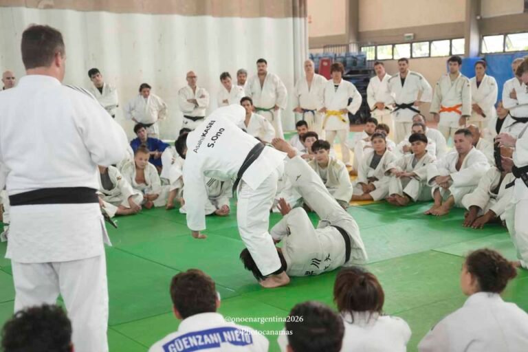 Shohei Ono finalizando la proyección de uchi-mata en el tatami, asegurando el control posicional para la transición inmediata a ne-waza.