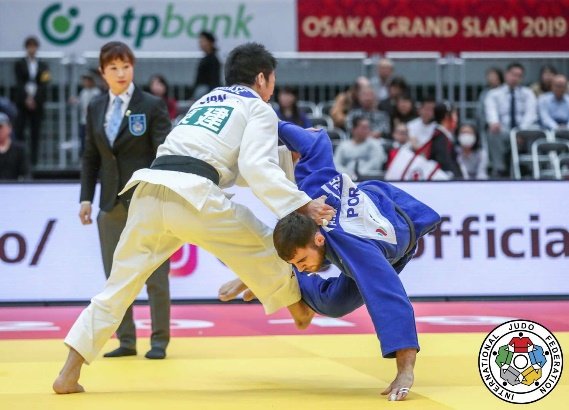 El judoka Takanori Nagase ejecutando una proyección técnica de derribo contra el portugués Anri Egutidze en el Grand Slam de Osaka 2019.
