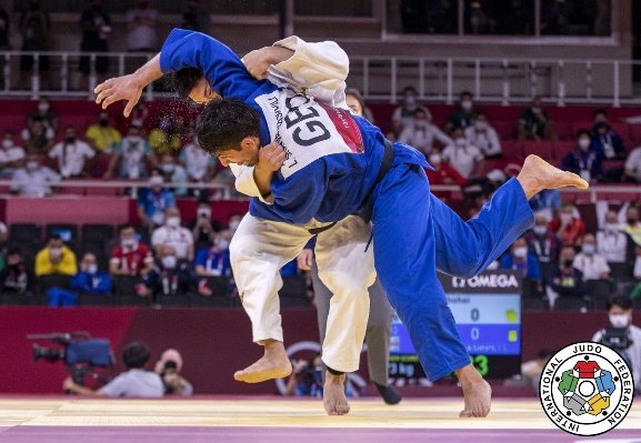 Shohei Ono elevando a Lasha Shavdatuashvili en una técnica de proyección (Kake) en Tokio 2020.