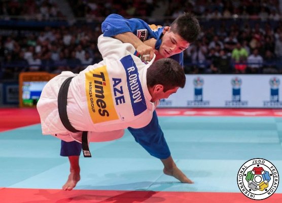Shohei Ono completando la proyección de derribo sobre Rustam Orujov para lograr el Ippon en el tatami.