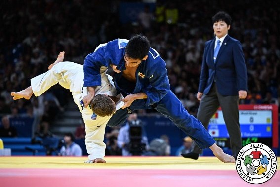 El judoka Takanori Nagase ejecutando una proyección de derribo dinámica contra el belga Matthias Casse sobre el tatami.
