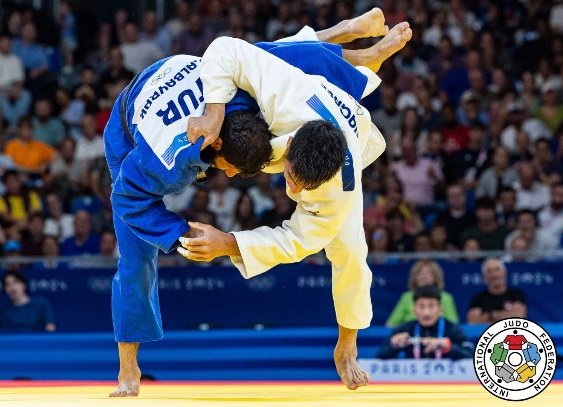 Takanori Nagase ejecutando una entrada profunda de técnica de sacrificio (Sutemi-waza) por debajo de Vedat Albayrak en París 2024.
