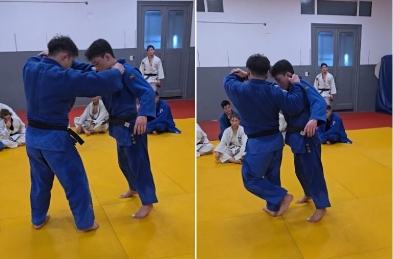 Secuencia de dos imágenes que muestra a dos judokas con judogi azul disputando el agarre de solapa e iniciando un ataque de barrido de pie sobre el tatami.