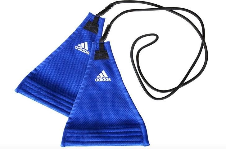Par de agarres de tela de judogi azul Adidas con bordes reforzados conectados a un tensor elástico negro sobre fondo blanco.