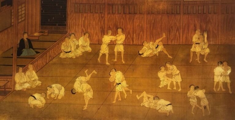 Pintura histórica japonesa en tonos dorados que ilustra a múltiples judokas entrenando proyecciones y trabajo de suelo en el primer dojo Kodokan con el maestro sentado al fondo.