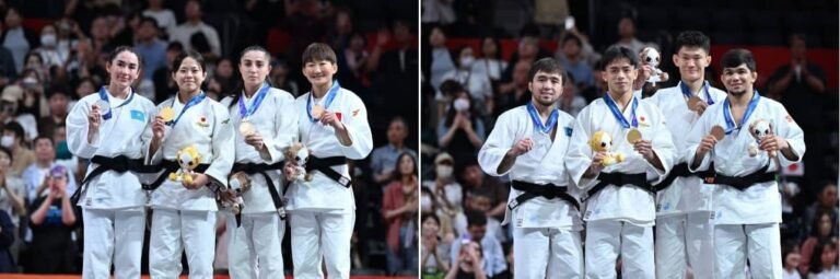 Composición de dos fotografías que muestra los podios de premiación femenina y masculina de judo con los medallistas exhibiendo sus medallas y mascotas oficiales sobre el tatami.