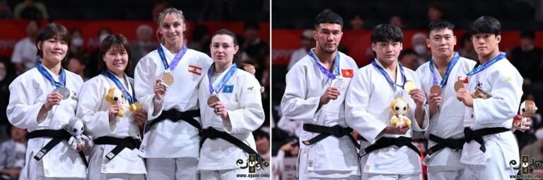 Composición de dos fotografías que muestra los podios de premiación pesados de judo femenino -78 kg y masculino -100 kg con los medallistas exhibiendo sus medallas y mascotas oficiales.